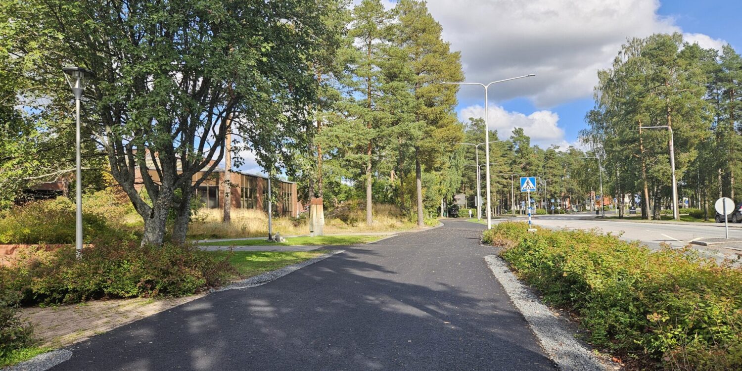 Kaukolämmön työmaa on valmistunut Kuninkaanlähteenkadulla. Valmis asfaltti kevyen liikenteen väylällä.