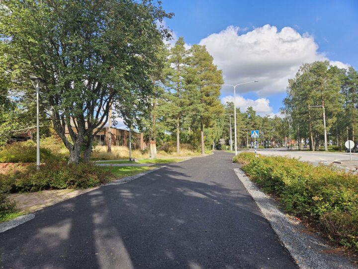 Kaukolämmön työmaa on valmistunut Kuninkaanlähteenkadulla. Valmis asfaltti kevyen liikenteen väylällä.
