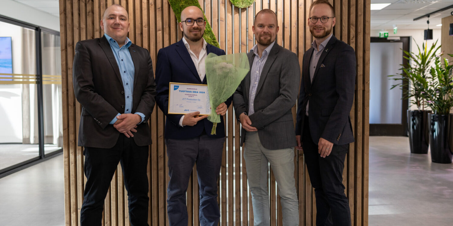 Tuottava Idea -kilpailun alue C:n aluepalkitsemistilaisuuden voittajat ja Vatajankosken viestintäpäällikkö.