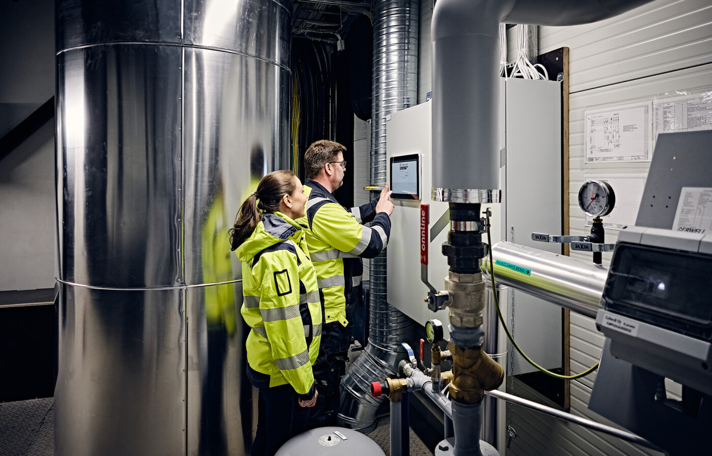 Kaukolämmöllä tehdään töitä ja tarkastetaan lukuja