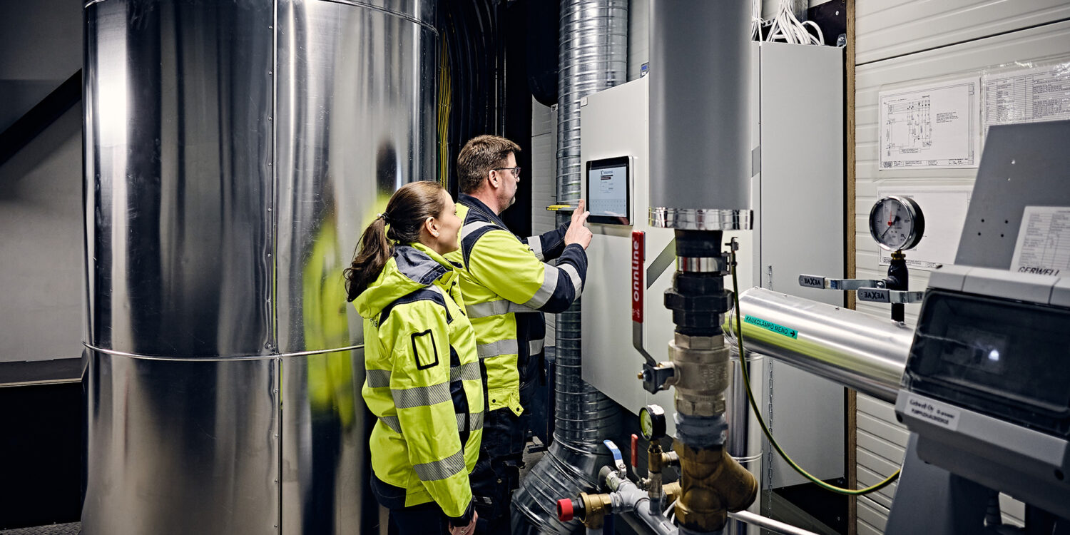 Kaukolämmöllä tehdään töitä ja tarkastetaan lukuja