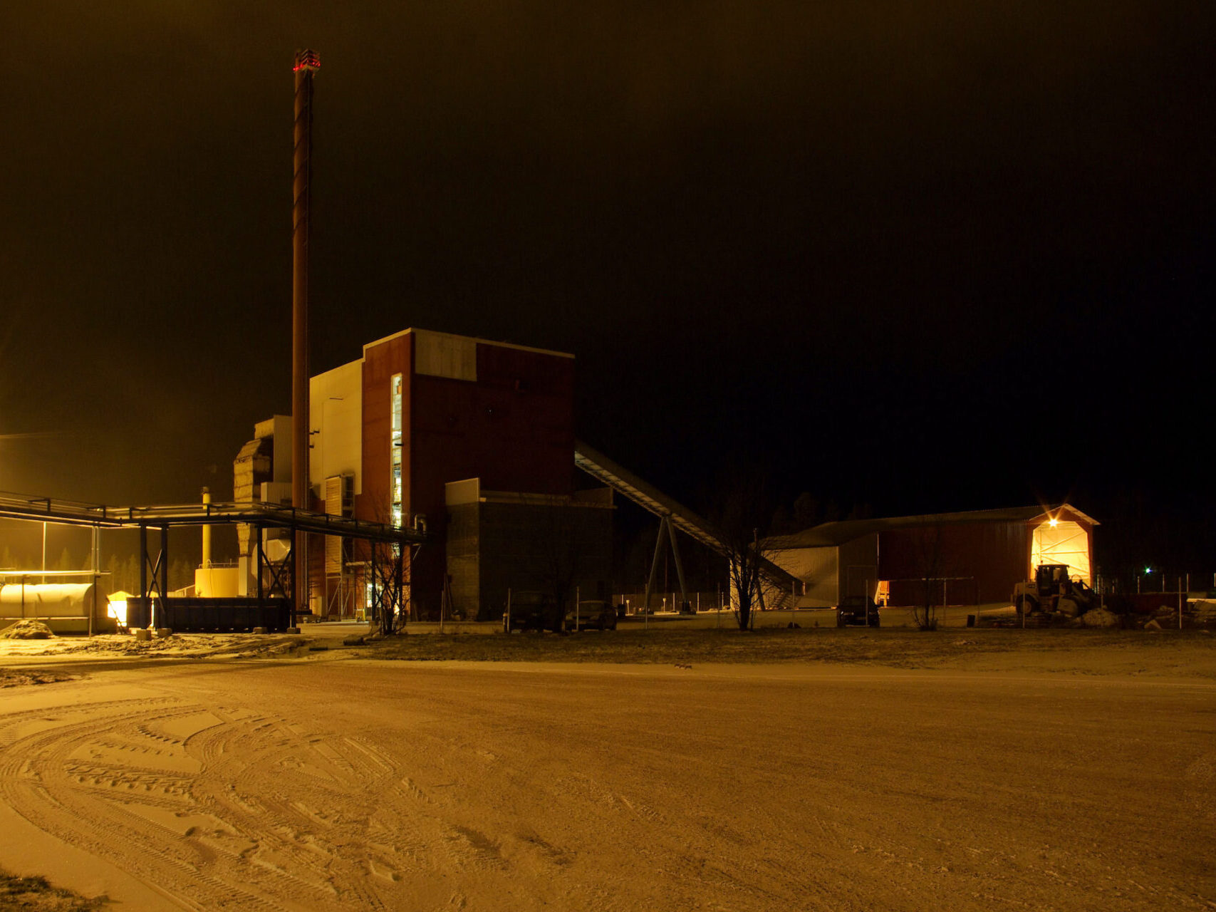Kuvassa on Honkajoen höyrykattilalaitos, joka valmistui tuotannolliseen käyttöön tammikuussa 2008.