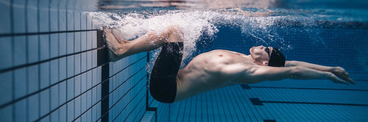Mies uimassa altaassa, joka on lämmitetty datalämmöllä