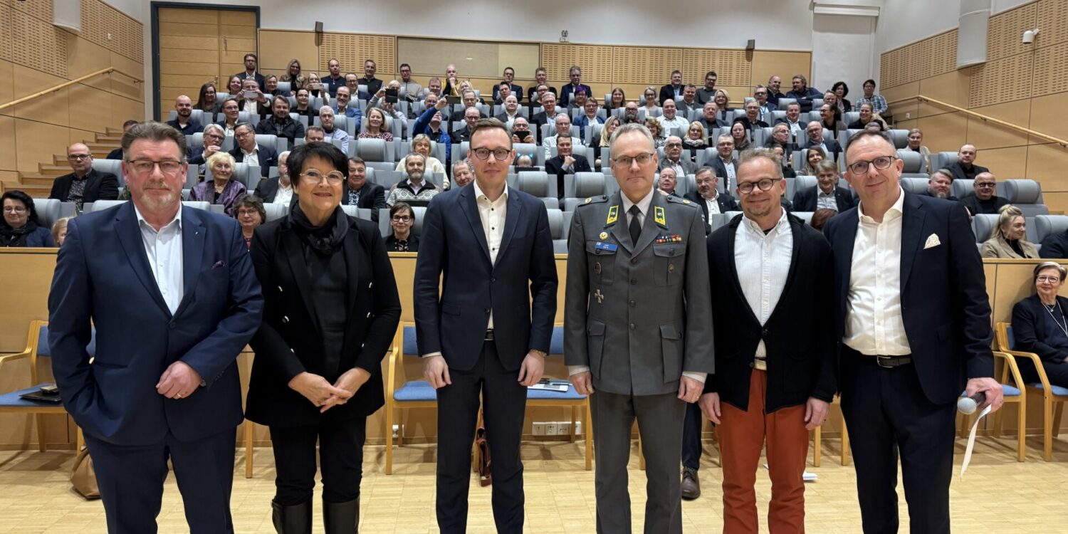 Katseet eteen -seminaarin puhujat lavalla.