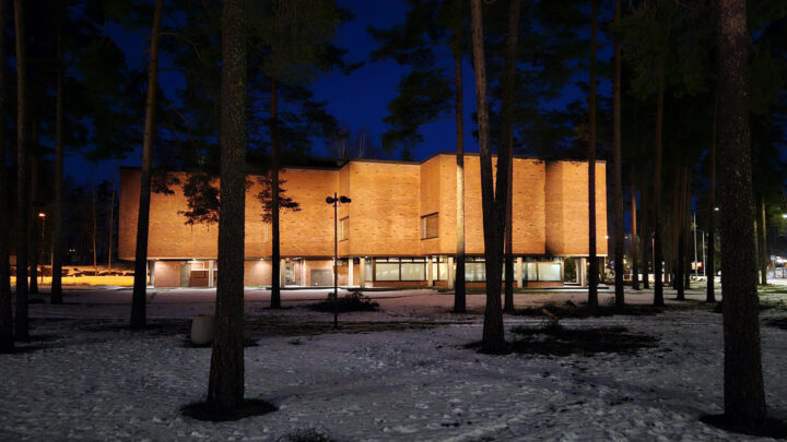 Kankaanpään kaupungintalon ulkovalaistus talvella.