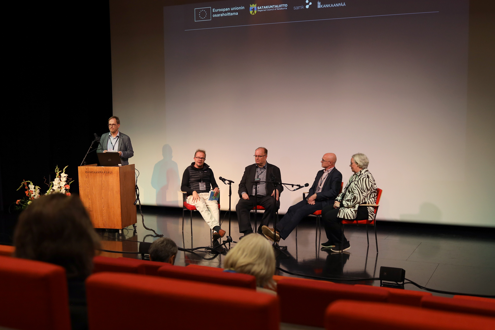 Kirkkokallion konferenssin paneelikeskustelu