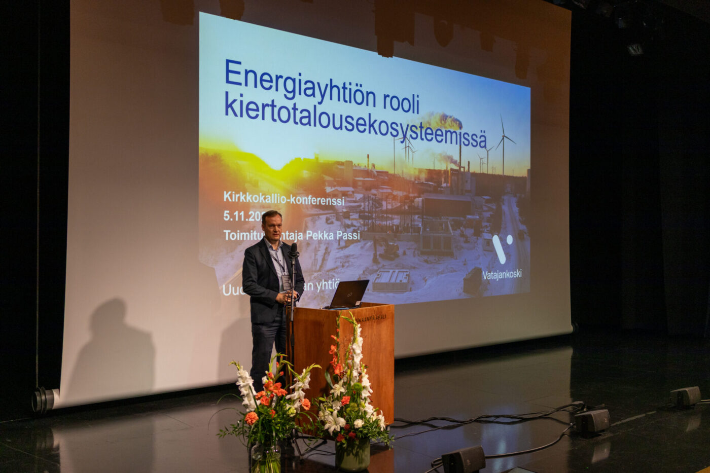 Pekka Passi puhumassa Kirkkokallio-konferenssissa