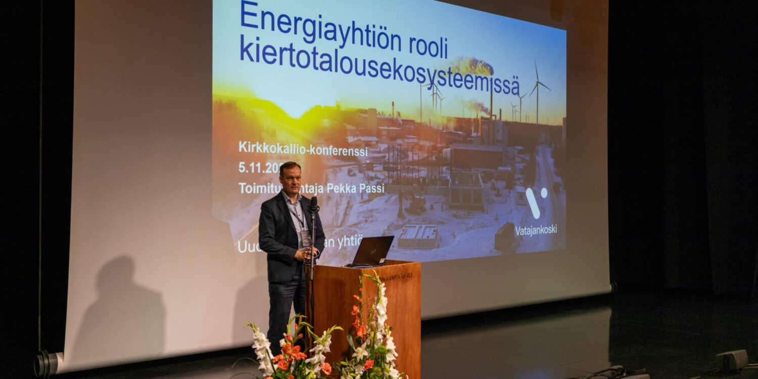 Pekka Passi puhumassa Kirkkokallion konferenssissa.