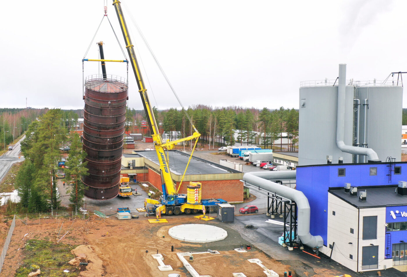 Setting up a thermal battery at Vatajankoski waste heat factory. Picture: Martti Tikka