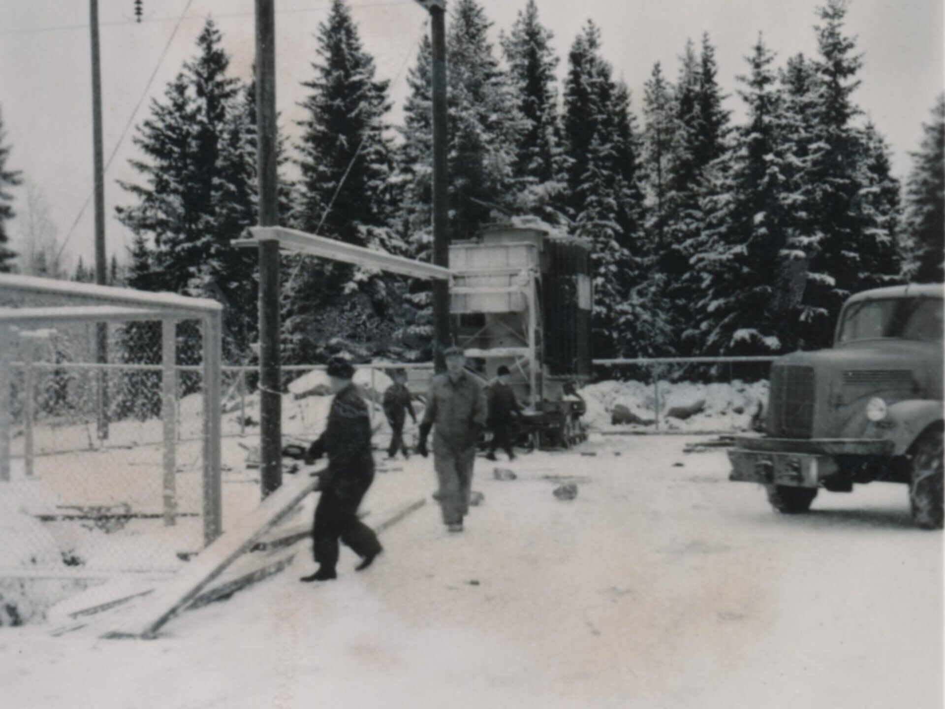 Kuva on otettu Siikaisten Leväsjoelle rakennetun 110/20 kV sähköaseman työmaalta.