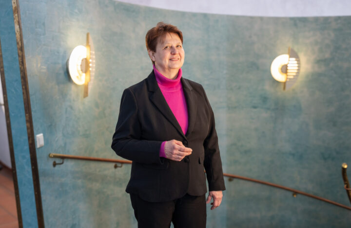 Marja Vaajasaari haastattelussa Kankaanpään kaupungin tiloissa.