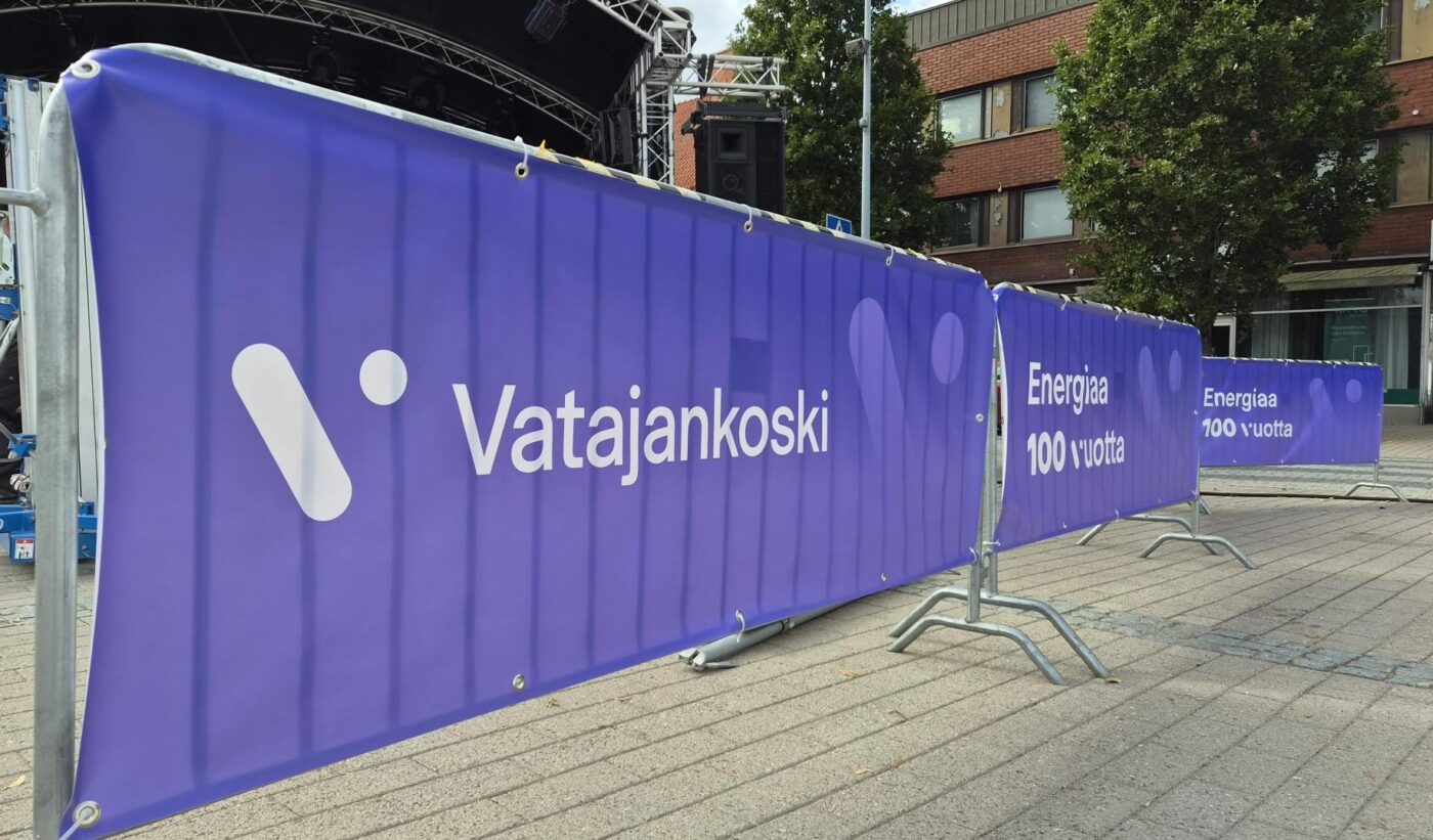 Hörhiäisten lavan aitausta, joissa Vatajankosken banderollit kiinni.