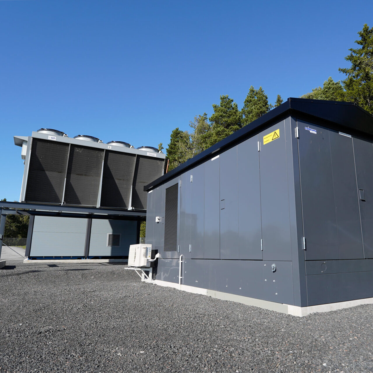 Kuvassa on datalämpölaitoksen muuntamo.