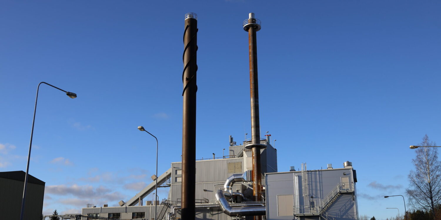 Savukaasupesuri sekä voimalaitoksen piippu