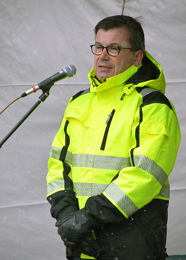 Knauf Oy:n edustaja Juha Raitio piti puheen hukkalämpölaitoksen vihkiäisissä