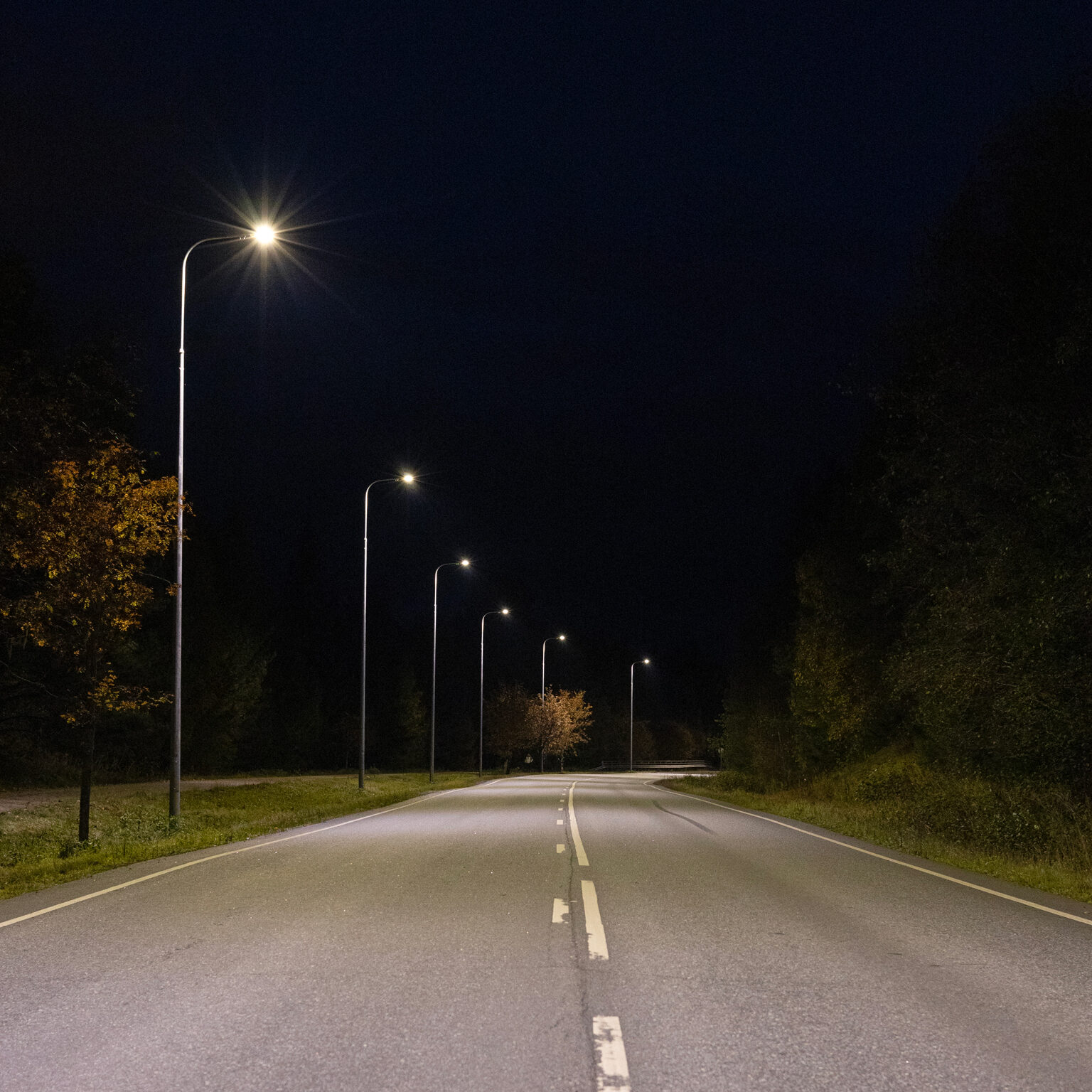 Pansiantien katuvalot pimeällä