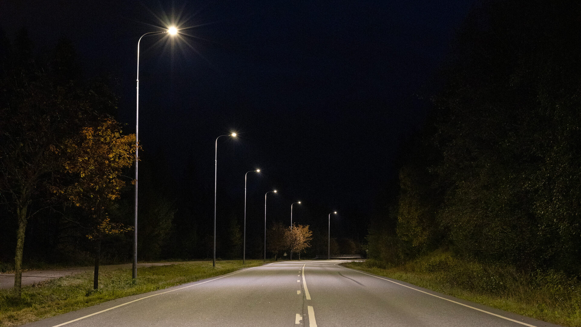Pansiantien katuvalot pimeällä