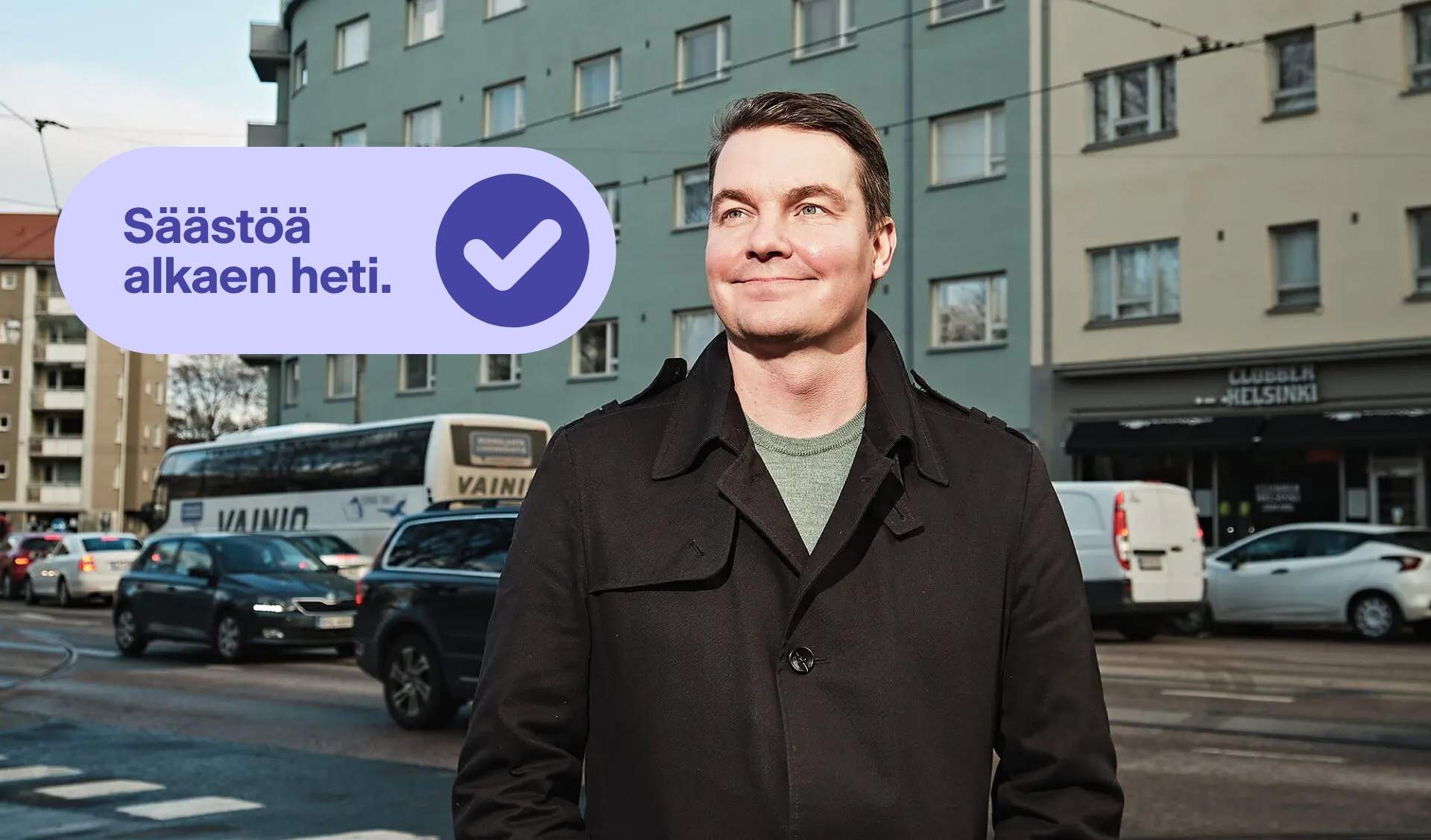 Henkilö Helsingin kadulla. Taustalla liikennettä. Kuvan päällä täppi, jossa lukee Säästöä alkaen heti ja check-merkki.