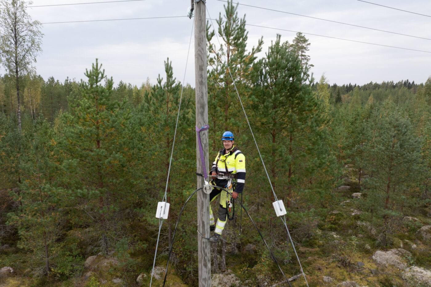 Verkostoasentajan pääasiallinen työtehtävä on sähköverkon ylläpitäminen.