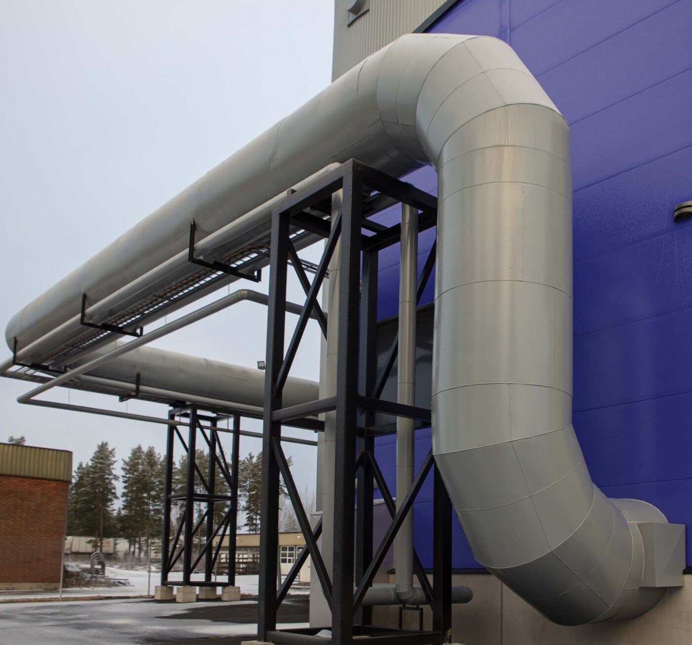 A big pipeline delivers the hot water vapor from Knauf's factory.