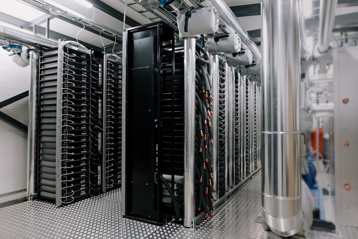 Datalämpölaitoksen daraserverien johdotusta.