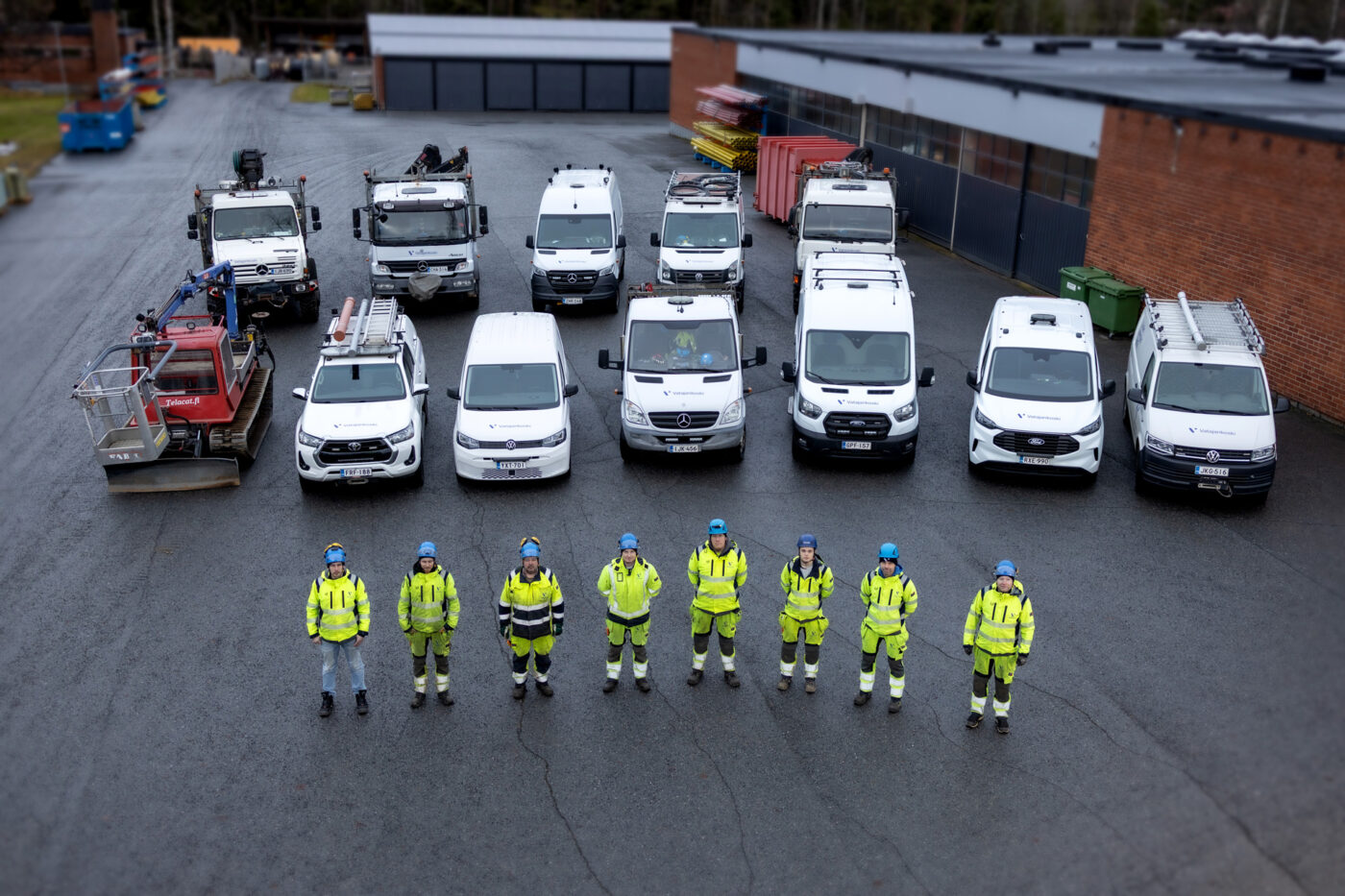 Verkonrakennuksen asentajat ja kalusto Vatajankosken pihassa.