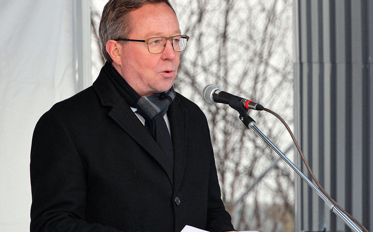 Elinkeinoministeri Mika Lintilä pitämässä puhettaan.