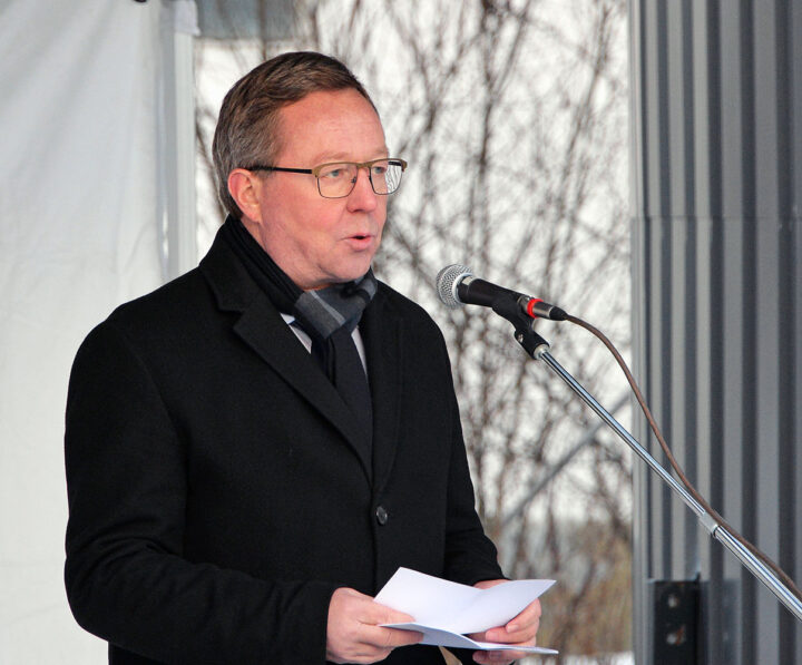 Elinkeinoministeri Mika Lintilä pitämässä puhettaan.